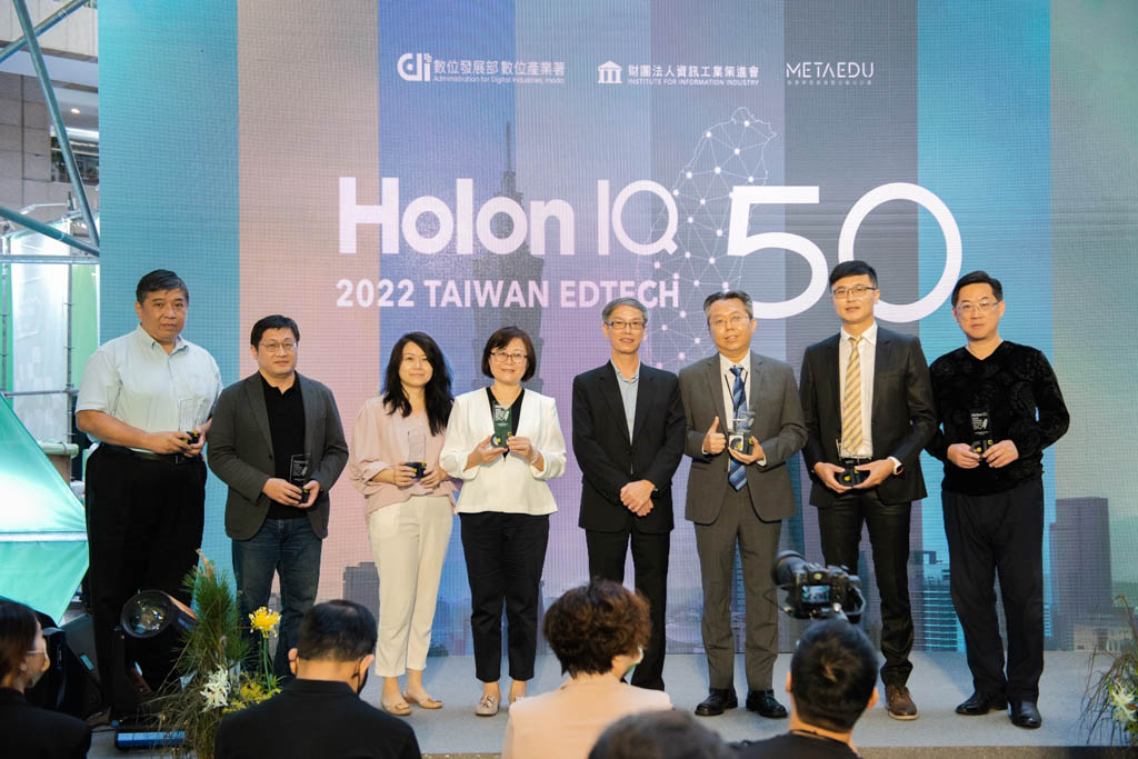 威盛創造栗 - 威盛 AI 教育品牌獲 HolonIQ EdTech 50 大教育科技殊榮，由行銷總監陳昭靜上台領取獎項。
