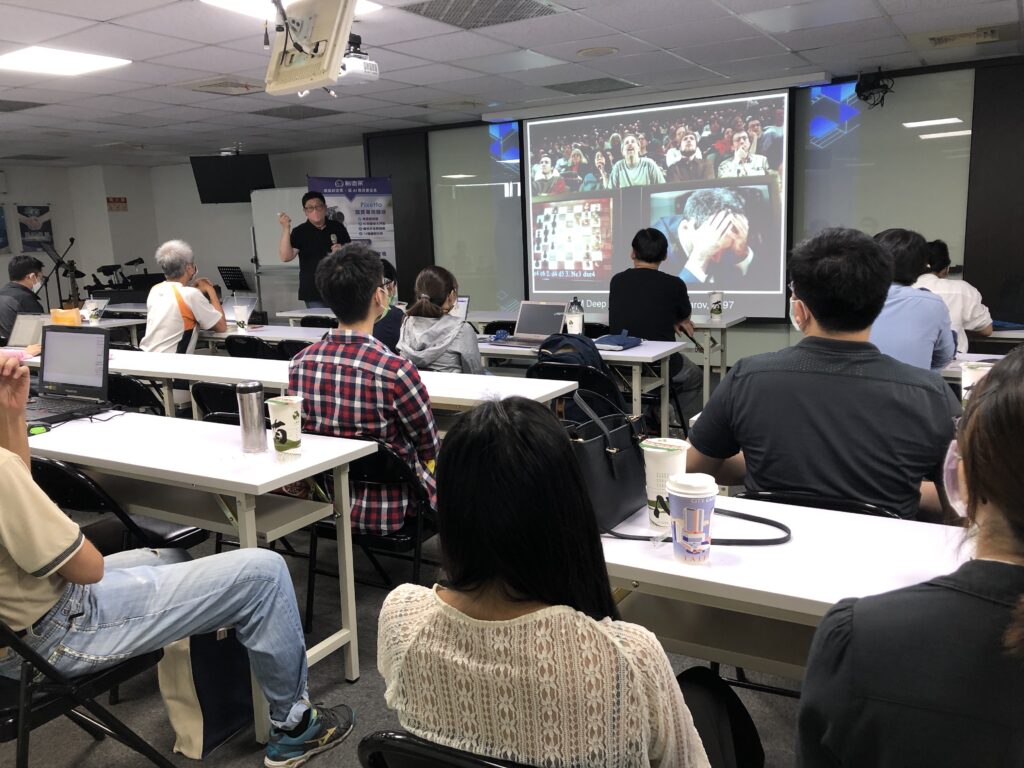 和台北市數位實驗高中教師分享AI人工智慧的概念
