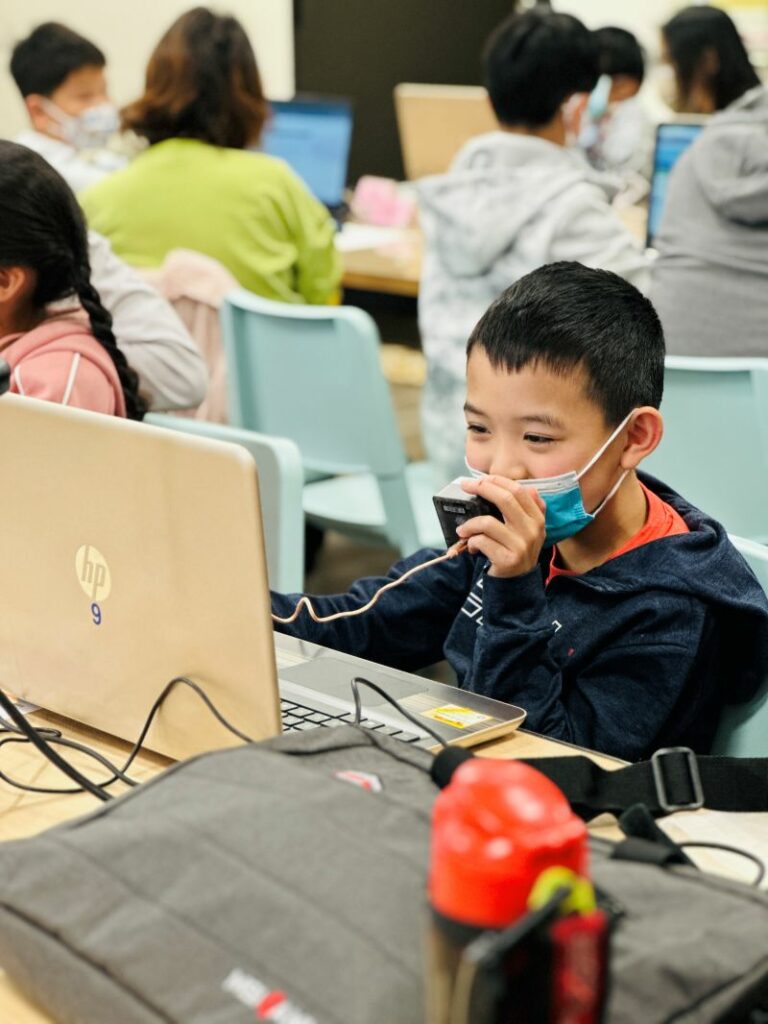 孩子開心的使用語音辨識功能體驗AI互動