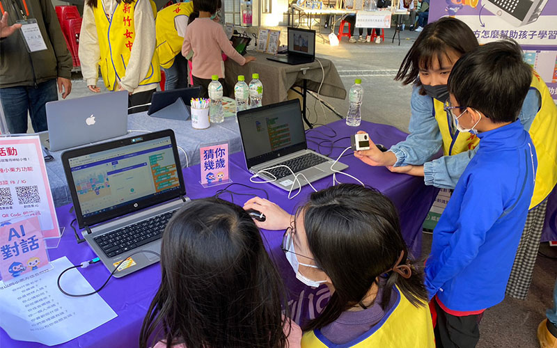孩子們熱烈參與小栗方AI學習機@2023國際女性科學日嘉年華會