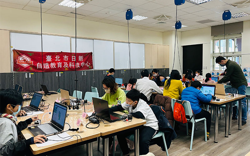 本次台北市日新國小小栗方親子營，特色是是使用威盛教育的《小栗方AI學習機》