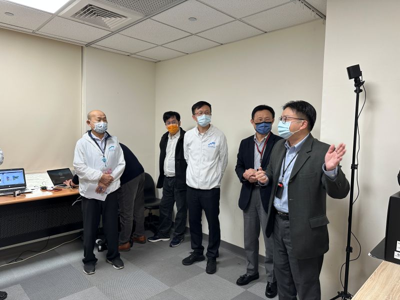 市場開發洪總監分享受校園健體課程歡迎的3DOrganon軟體應用與VR頭盔。