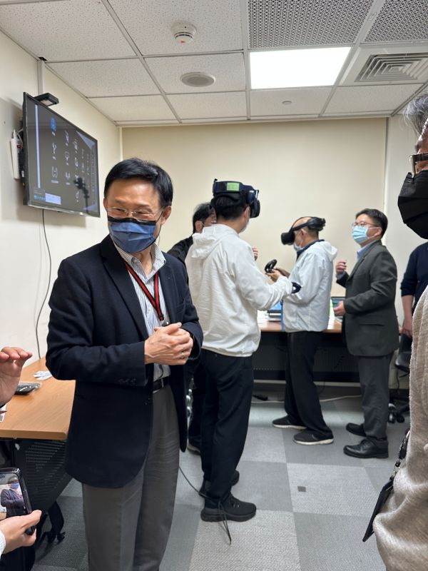 教育局長官們輪番體驗VR頭盔。