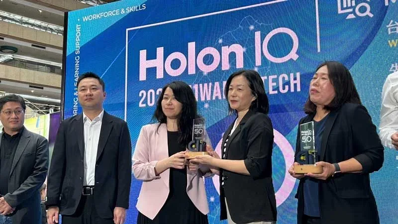 威盛電子教育事業部行銷總監陳昭靜(中)代表威盛獲頒HolonIQ 2023 Taiwan EdTech全台50大教育科技企業殊榮